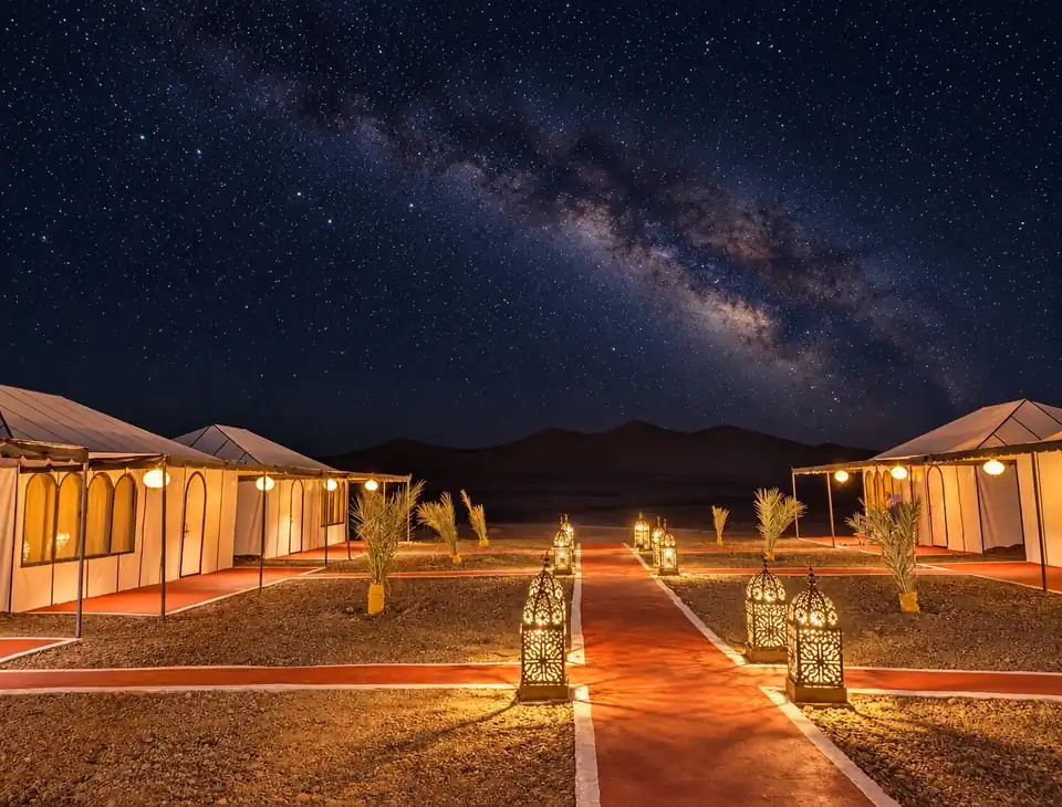 Milagro Luxury Camp, luxury desert camp in Merzouga with air-conditioned tents, at night under the Milky Way